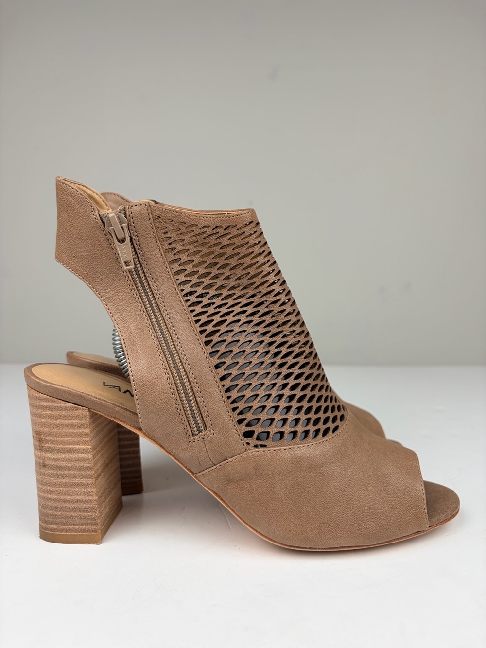 Vaneli Womens‎ 9M Taupe Leather Peep Toe Slingback Block Heel Sandals Zip